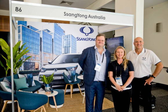 쌍용차 호주법인장을 비롯한 호주법인 관계자들이 쌍용차 홍보부스에 전시된 차량 앞에 서 있다. ⓒ 쌍용자동차