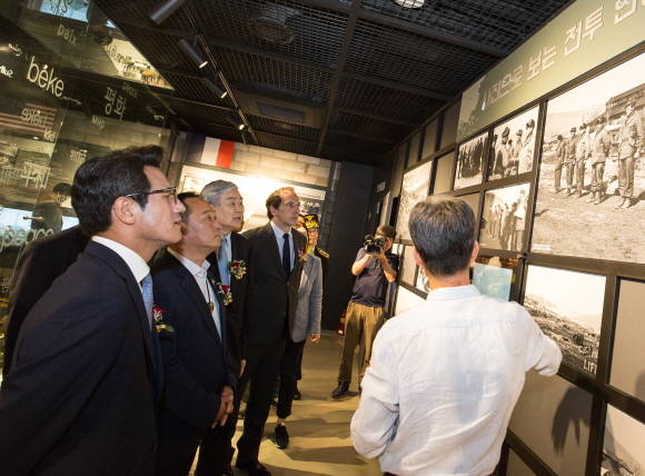 참석자들이 지평리전투기념관 관련 설명을 듣고 있는 모습. 왼쪽으로부터 정병국 의원, 정동균 양평군수, 조양호 한진그룹 회장, 파비앙 페논 주한 프랑스 대사. ⓒ 한진그룹
