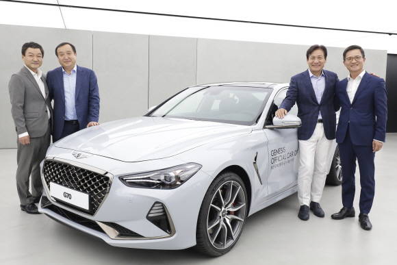 제23회 부산국제영화제 후원 조인식에서 홍석범 국내마케팅실장, 전양준 부산국제영화제 집행위원장, 배우 안성기, 이광국 국내영업본부장이 제네시스 G70 차량과 기념촬영을 하는 모습. ⓒ 제네시스 브랜드