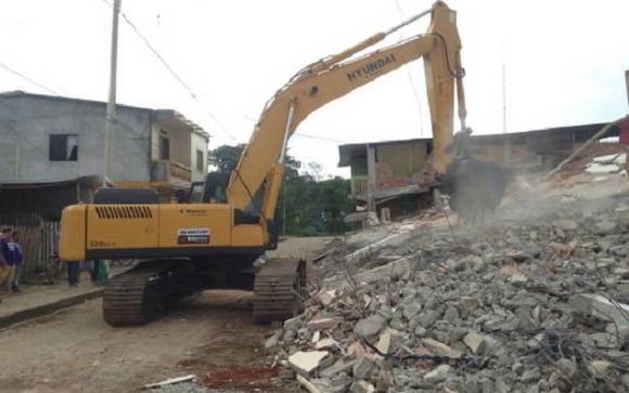 현대건설기계가 지난 2016년 에콰도르 지진 현장에 포크레인을 보내주어 활약하고 있는 모습이에요. ⓒ 현대중공업