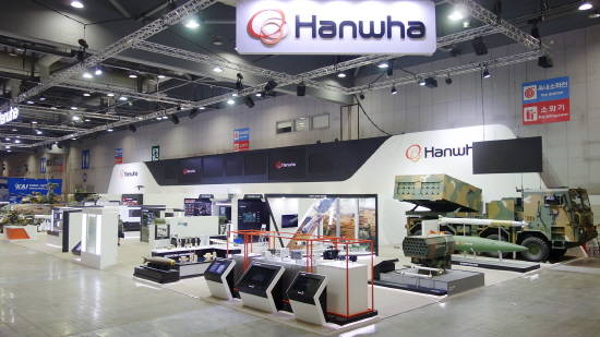 한화는 전시관 중앙에 국방로봇·드론시스템·개인전투체계 등 4차 산업혁명 기술을 접목한 다양한 첨단 무기체계와 솔루션을 배치해 인명 손실 최소화와 작전 효율성 향상을 위한 미래 무인체계의 발전 방향을 제시한다. ⓒ 한화