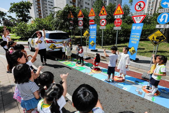 한국GM이 세이프키즈코리아가 1유치원생 등 70명을 대상으로 어린이 교통사고 예방을 위한 교통안전 체험교실을 열었다. ⓒ 한국GM