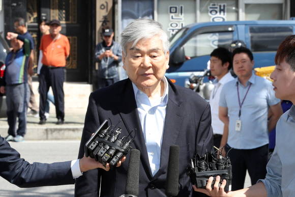 지난 12일 조양호 한진그룹 회장이 서울지방경찰청 지능범죄수사대에 피의자 신분으로 조사를 받기 위해 출석하고 있는 모습. ⓒ 뉴스1