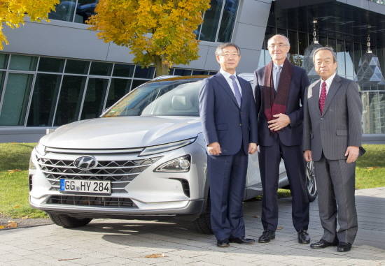 (왼쪽부터) 수소위원회 공동 회장인 양웅철 현대차 부회장, 베누아 포티에 에어리퀴드 회장과 전임 공동 회장 우치야마다 토요타 회장이 지난해 11월 독일에서 열린 '제 2차 수소위원회 총회'에 참석해 기념사진을 찍은 모습. ⓒ 현대자동차