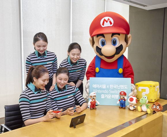 에어서울 캐빈승무원과 슈퍼 마리오의 기념사진 촬영. ⓒ 에어서울