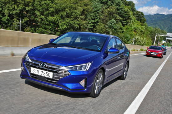 '지면을 스치듯이 낮게 활공하는 제트기'에서 영감을 받은 더 뉴 아반떼는전체적으로 날렵하고 역동적 모습을 완성했다. ⓒ 현대자동차