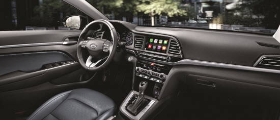 더 뉴 아반떼 실내는 신규 스티어링 휠을 기준으로 클러스터 하우징·센터페시아·사이드 에어벤트 입체감을 강조하고, 공조 스위치부 등을 새롭게 디자인해 운전석 중심의 운전 몰입감을 향상시켰다. ⓒ 현대자동차