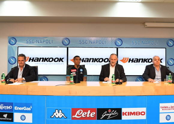 왼쪽부터 S.C.C. 나폴리 세일즈&마케팅 본부장 알렉산드로 포르미사노, S.C.C. 나폴리 미드필더 앨런 마르케스 루레이로 선수, 한국타이어 구주지역본부 이태리법인장 카를로 치타렐라, 한국타이어 구주지역본부 이태리법인 세일즈 매니저 마르코 리스폴리. ⓒ 한국타이어