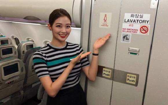 에어서울이 비행기 안에 여성들만 쓸 수 있는 전용 화장실을 운영해요. ⓒ 에어서울