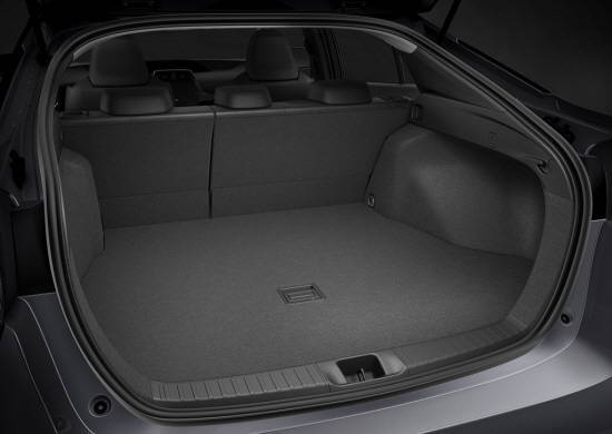 이전보다 경량화된 배터리는 트렁크에서 2열 시트 밑으로 자리를 옮기면서 트렁크 공간이 502ℓ로 확장됐다. ⓒ 한국 토요타