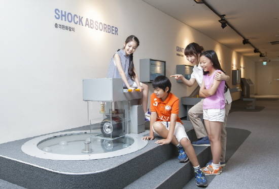 기존 사회 공헌 활동을 확장해 지속 가능한 성장과 발전을 지원하기 위해 2011년 출범한 'BMW 코리아 미래재단'은 현재 △친환경 리더십 △글로벌 인재 양성 △나눔 문화 확산 등 다양한 목적 사업을 펼치고 있다. ⓒ BMW 코리아