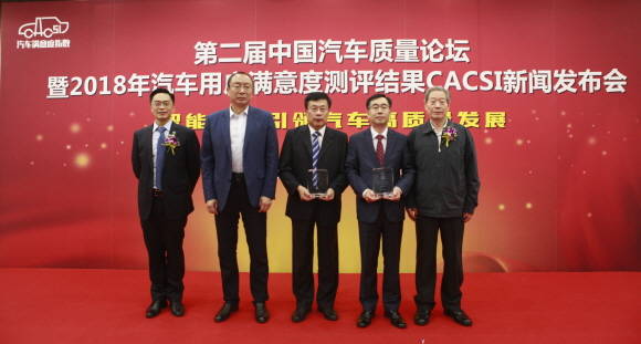 오른쪽부터 이후이 중국질량협회 부회장, 오준연 북경현대 이사, 롱우쥔 북경현대 부장, 두안용강 중국질량협회 비서장, 리가오슈아이 중국질량협회 부비서장이 기념촬영을 하는 모습. ⓒ 현대자동차