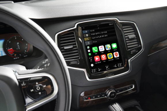 애플 카플레이 서비스가 활성화된 센터 콘솔 디스플레이 예시 이미지. ⓒ 볼보자동차코리아