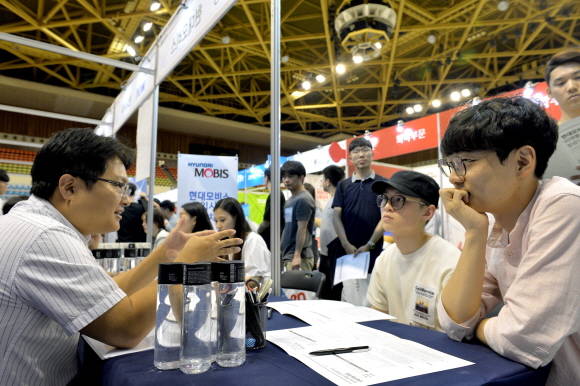 현대모비스는 맞춤형 인재채용을 위해 올해 하반기 신입사원 채용부터 현업주도 채용을 강화했다. 이런 일환으로 지난 9월4일부터 전국의 대학교에 찾아가 채용정보를 공유하는 캠퍼스 리쿠르팅을 진행하고 있다. ⓒ 현대모비스