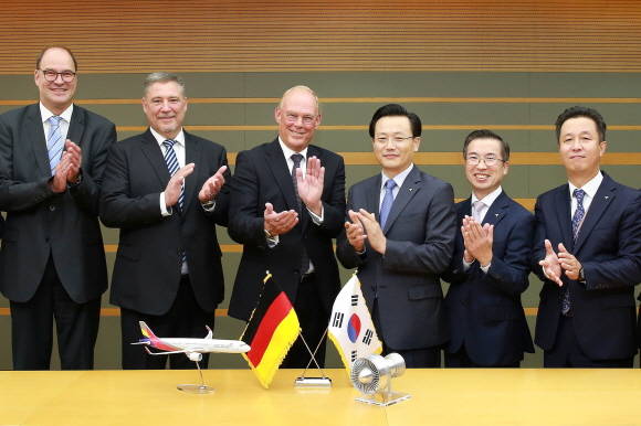 강서구 아시아나항공 본사에서 진행된 엔진수리 서명식에서 아시아나항공 김이배 경영관리본부장(오른쪽 세번째), MTU 레오 코퍼스 영업&마케팅 담당 임원(오른쪽 네번째)과 양사 참석자들이 기념사진을 촬영하고 있다. ⓒ 아시아나항공