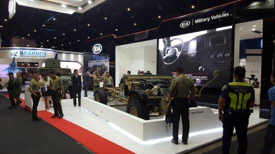 필리핀 방산전시회 'ADAS 2018' 기아차 부스에서 관람객들이 소형전술차량 베어 샤시(사진 오른쪽)와 기갑수색차(사진 왼쪽)를 관람하고 있는 모습. ⓒ 기아자동차