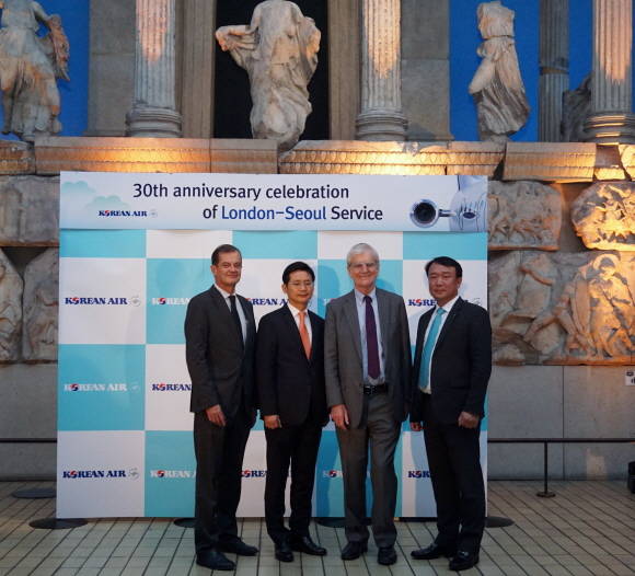 사진 왼쪽부터 기욤 아콜라스 대한항공 구주지역 여객팀장, 박병률 대한항공 구주지역 본부장, 리처드 램버트 대영박물관 이사회 의장, 김종래 대한항공 런던지점장이 기념촬영을 하고 있는 모습. ⓒ 대한항공