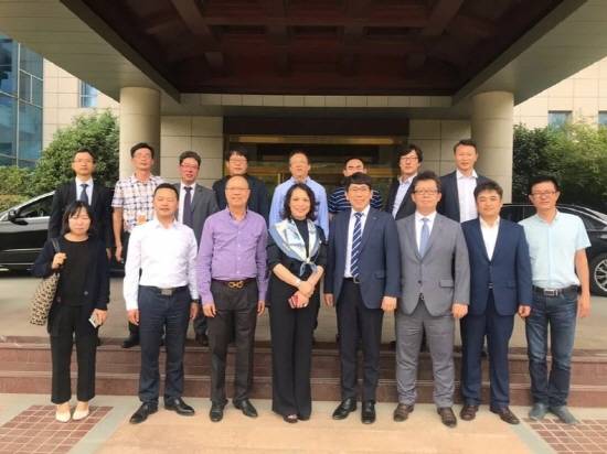 오준록 SKC 성장사업추진본부장과 캐시 정 LY테크 대표(앞줄 왼쪽 네번째)가 28일 중국 동타이시 LY테크에서 MOU를 체결하고 기념사진을 찍고 있다. ⓒ SKC