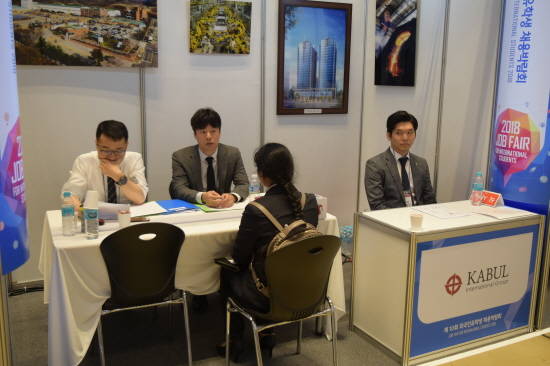 해외사업에 필요한 인재를 찾기 위해 갑을상사그룹 인사업무 담당자들이 '제 10회 외국인유학생 채용박람회'에서 외국인 유학생과 면접을 진행하고 있다. ⓒ 갑을상사그룹