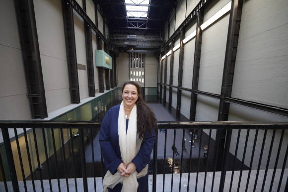 현대 커미션: 타니아 브루게라 전시 작가 타니아 브루게라가 기념촬영을 하는 모습. ⓒ Ben Fisher