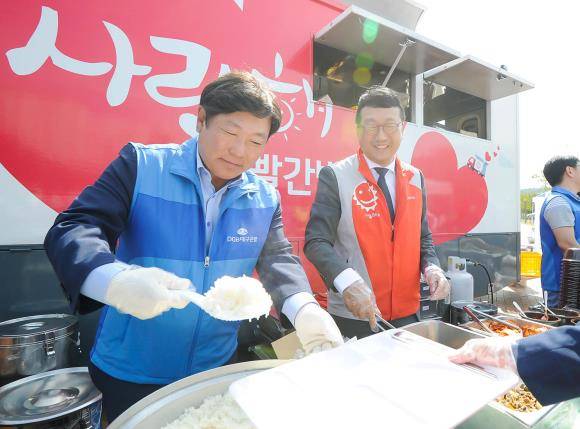 왼쪽부터 박명흠 대구은행 행장 직무대행, 최석진 BC카드 전무(커뮤니케이션실장)가 건강식을 배식하는 모습. ⓒ BC카드