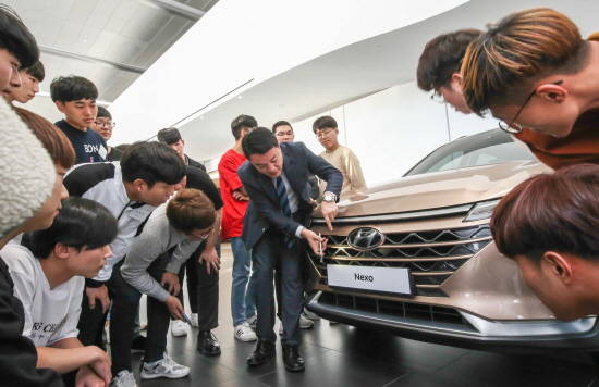 '대학생 자동차 기술 캠프'에 참가한 대학생들이 현대차 수소전기차 넥쏘 설명을 듣고 있다. ⓒ 현대자동차