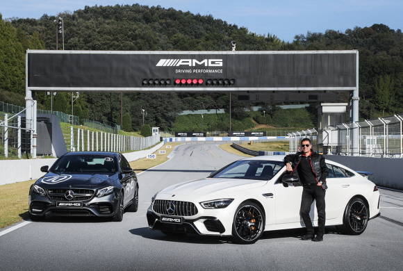 메르세데스-벤츠 코리아 디미트리스 실라키스 대표이사 사장과 메르세데스-AMG GT 4-도어 쿠페 및 메르세데스-AMG E 63 4MATIC+. ⓒ 메르세데스-벤츠 코리아