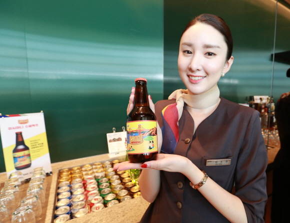 아시아나항공이 국내 최초로 브랜디드 수제 맥주를 제작해 라운지를 이용하는 고객들에게 서비스를 시작했다. ⓒ 아시아나항공