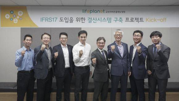 왼쪽부터 교보라이프플래닛의 임형수 계리파트장, 임성기 마케팅담당, 강태윤 경영지원실장, 이학상 대표, 유혁 SIG파트너스 대표, 주기홍 포트리스이노베이션 대표, 권재훈 SIG파트너스 부대표, 윤태주 SIG파트너스 프로젝트 팀장. ⓒ 교보라이프플래닛생명보험