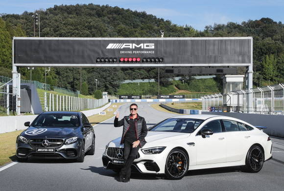 메르세데스-벤츠 코리아 디미트리스 실라키스 대표이사 사장과 메르세데스-AMG GT 4-도어 쿠페 및 메르세데스-AMG E 63 4MATIC+. ⓒ 메르세데스-벤츠 코리아