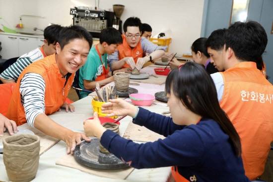 한화케미칼 임직원들이 서대문장애인복지관에서 장애인들과 함께 생일에 대한 도자기 작품 만들기 체험을 진행하고 있는 모습. ⓒ 한화