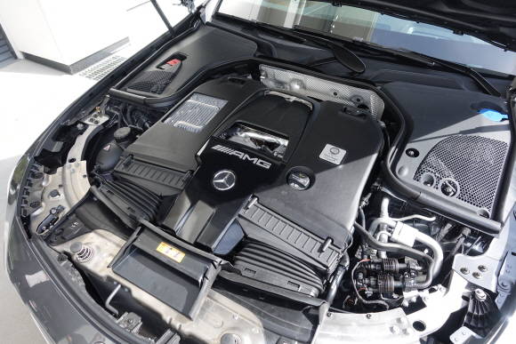 AMG E 63 4MATIC+의 엔진룸 모습. = 노병우 기자