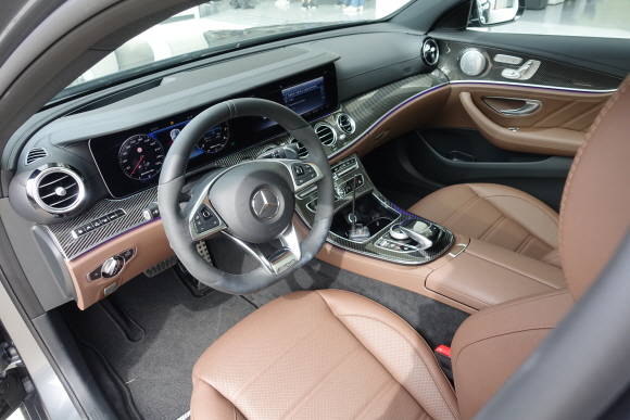 AMG E 63 4MATIC+의 인테리어는 AMG만의 정체성을 표현한 것이 특징이다. = 노병우 기자