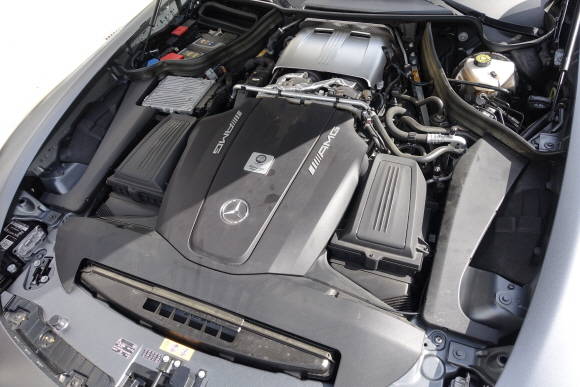 메르세데스-AMG GT S의 엔진룸 모습. = 노병우 기자