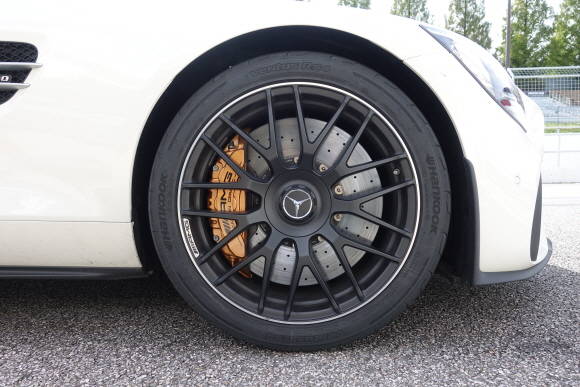 메르세데스-AMG GT S의 휠은 스포츠카로서의 고유한 분위기를 자아낸다. = 노병우 기자