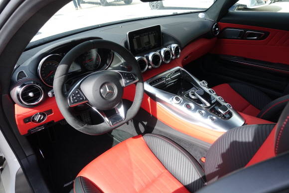 인테리어는 마치 비행기의 조종석과 같이 설계됨으로써 운전자가 운전에 완전히 집중할 수 있도록 돕는다. = 노병우 기자