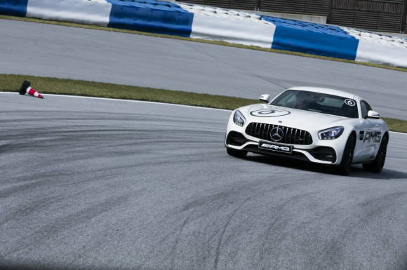 메르세데스-AMG GT S는 퍼포먼스와 스포츠카 브랜드로서 메르세데스-AMG의 본질과 가치를 가장 잘 나타낸다. ⓒ 메르세데스-벤츠 코리아