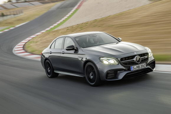 베스트셀링카 10세대 E-클래스의 고성능 모델인 더 뉴 메르세데스-AMG E 63 4MATIC+. ⓒ 메르세데스-벤츠 코리아
