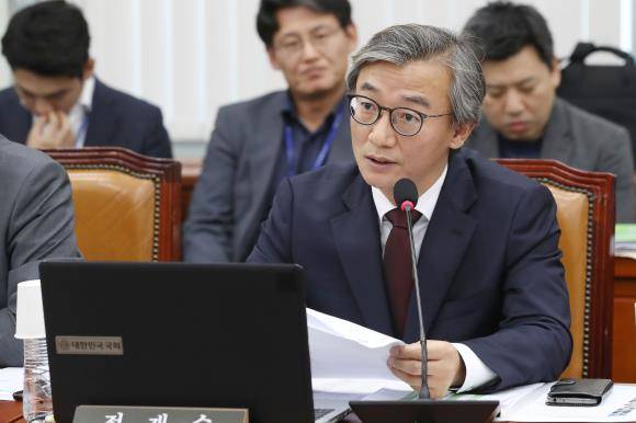 전재수 더불어민주당 의원이 12일 오후 서울 여의도 국회에서 열린 정무위원회의 금융감독원에 대한 국정감사에서 의사진행 발언을 하고 있다. ⓒ 뉴스1