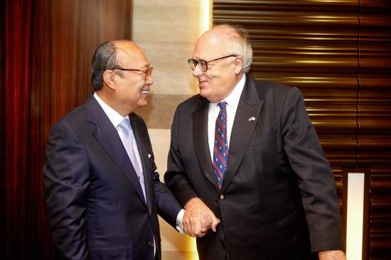 김승연 회장과 에드윈 퓰너 회장이 만나 반갑게 인사를 나누는 모습. ⓒ 한화