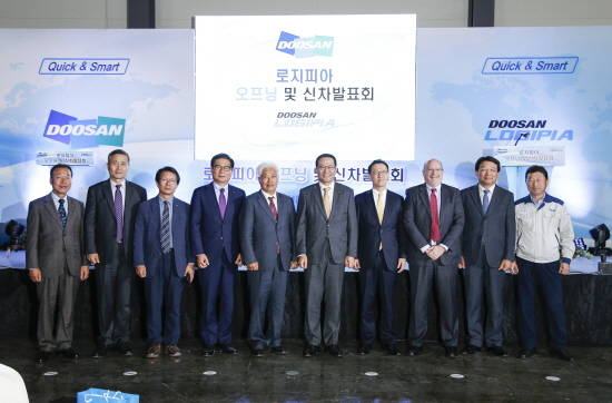 두산로지피아 오픈 기념행사에 참석한 곽상철 두산 부사장(좌측에서 여섯 번째)과 내빈들이 기념사진을 촬영했다. ⓒ 두산