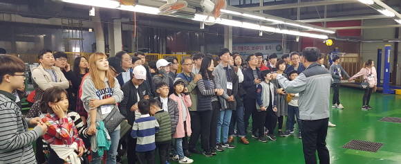 쌍용차가 동호회 회원들을 평택공장에 초청해 공장견학을 실시했다. ⓒ 쌍용자동차