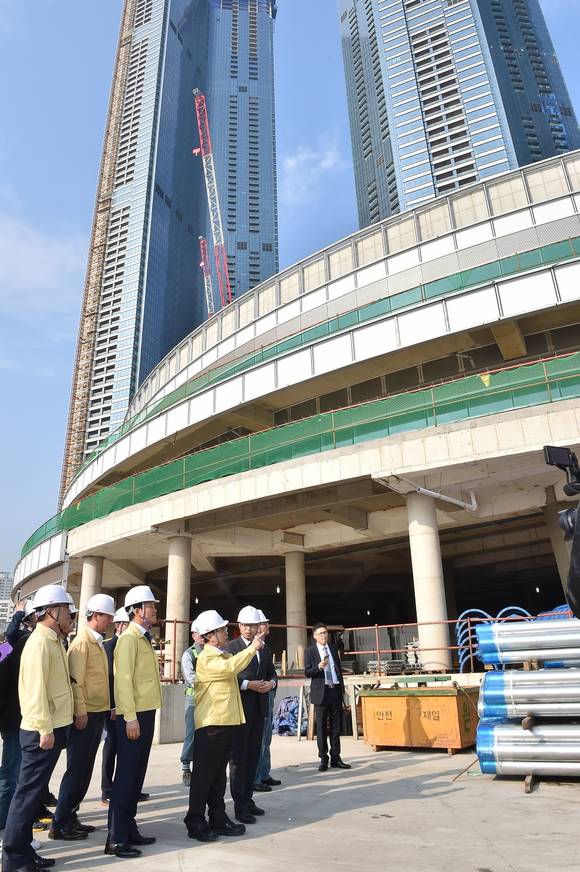 오거돈 부산시장이 (주)포스코건설이 시공하는 ‘해운대 엘시티’ 태풍사고현장을 찾았다.ⓒ 부산광역시