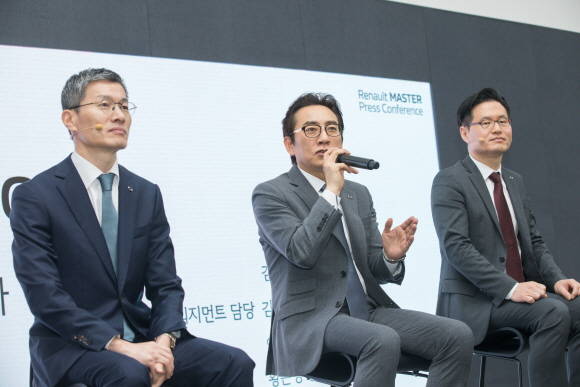 왼쪽부터 LCV&EV매니지먼트 담당 김진호 이사, 영업본부장 김태준 상무, 상품기획담당 연제현 부장이 기자들 질문에 답하고 있다. ⓒ 르노삼성자동차