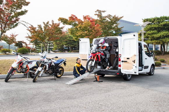 마스터는 545㎜로 매우 낮은 상면고(바닥으로부터 적재함까지 높이)를 가지고 있어 화물의 상·하차 시 작업자의 부담을 덜어준다. ⓒ 르노삼성자동차