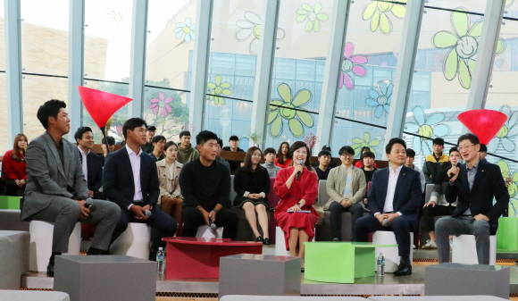 오른쪽부터 박근태 CJ대한통운 사장, 원희룡 제주도지사, 이정민 JIBS 아나운서, 강성훈 선수, 김시우 선수, 안병훈 선수가 토크콘서트에 참석해 이야기를 나누고 있다. ⓒ CJ대한통운