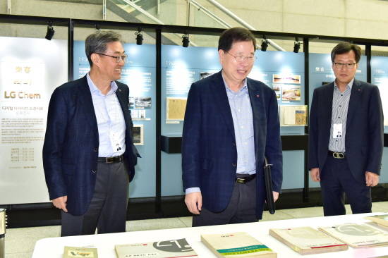 박진수 LG화학 부회장(사진 가운데)이 17일 사내 역사자료 전시회가 열린 대전 기술연구원을 찾아 전시를 관람하고 있다. ⓒ LG화학