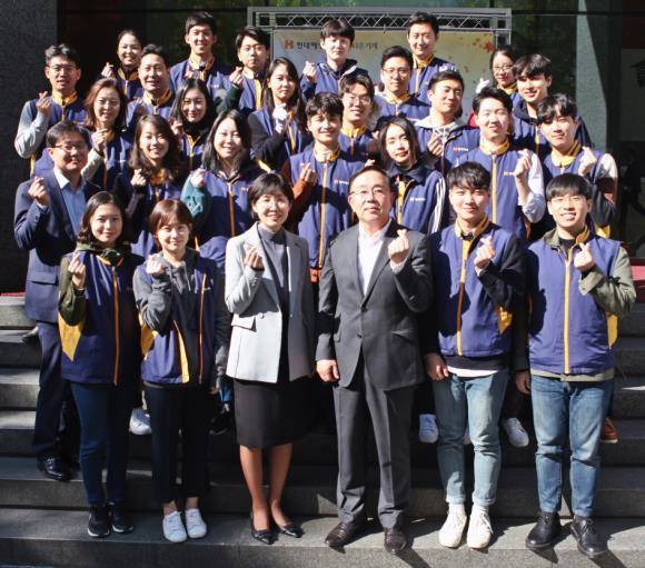 '2018 사랑나눔장터'에서 현대해상 임직원들이 한데 모여 기념 촬영하는 모습. ⓒ 현대해상