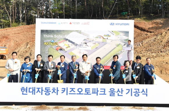 황세영 울산광역시의회 의장, 송병기 울산광역시 경제부시장, 하언태 현대차 부사장, 하부영 현대차 지부장 등 관계자들이 시삽식을 하고 있는 모습. ⓒ 현대자동차