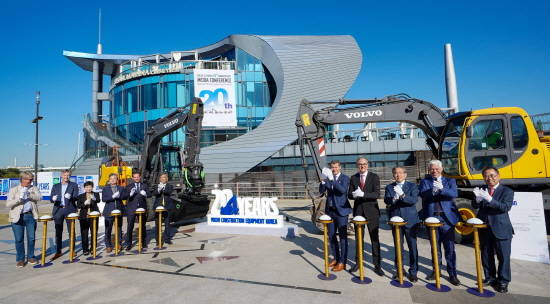 왼쪽부터 △볼보건설기계 에드버드 칼리손 법무 수석부사장 △피터 요르단손 구매 수석부사장 △오숙희 인사 부사장 △신동인 구매 VP 대행 △프레드릭 루에쉬 국내 영업부문 사장 △정대승 연구개발 부사장 △멜커 얀베리 볼보건설기계그룹 회장 △제이콥 할그렌 주한 스웨덴 대사 △양성모 대표이사 △빌로우 커뮤니케이션 수석 부사장 △권태현 재무 부사장. ⓒ 볼보건설기계코리아